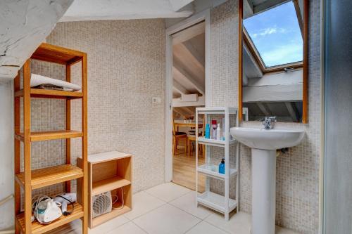 Poschodová posteľ alebo postele v izbe v ubytovaní Preciosa buhardilla en Hondarribia, Centro, 2 HB