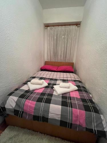 Llit o llits en una habitació de Dalijan Apartman