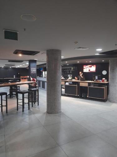 Un restaurante o sitio para comer en Ibis Joao Pessoa Praia