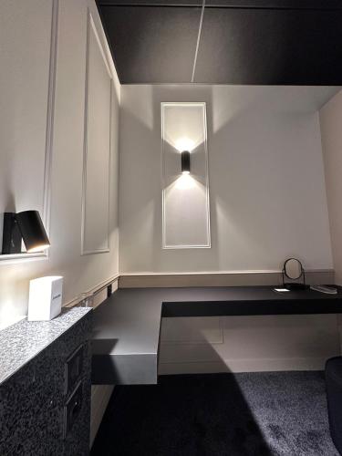 une cuisine avec une lumière sur le mur dans l'établissement Suite Junior, à Saint-Brieuc