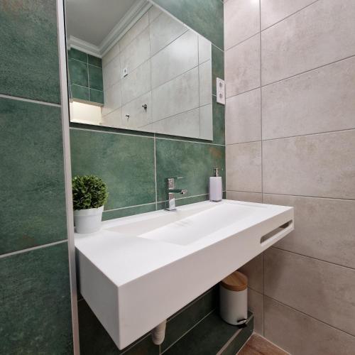 Bilik mandi di Central Greatforest Apartman