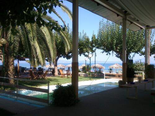 Bazén v ubytování Evoikos beach & resort nebo v jeho okolí