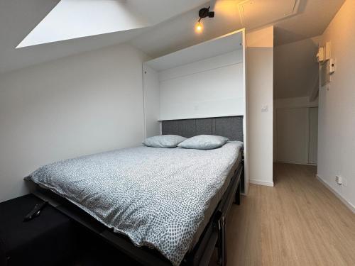 une chambre avec un lit dans une pièce dans l'établissement 5-star La Suite - 30D rue Général Margueritte, à Rennes