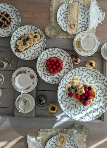 a bunch of plates and bowls on a table at Casa Viola Bed and Breakfast Dimora di campagna in Calice Ligure