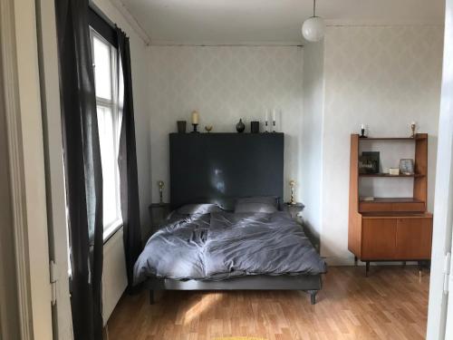 Ένα ή περισσότερα κρεβάτια σε δωμάτιο στο Sekelskiftesvillan