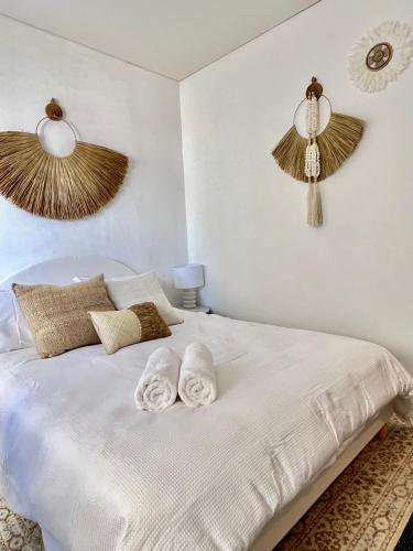 a bedroom with a white bed with towels on it at Studio Apartment Elizabeth Bay Potts Point in Sydney