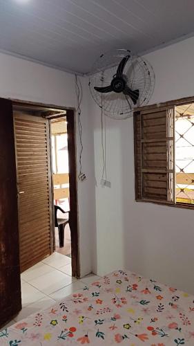 Ένα ή περισσότερα κρεβάτια σε δωμάτιο στο O Rancho na Praia