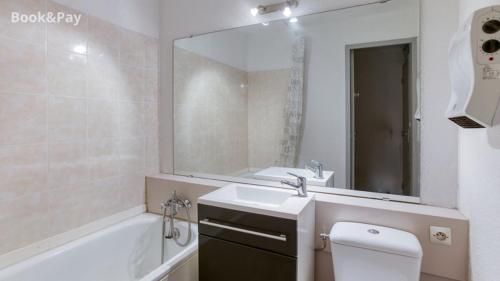 une salle de bain avec un lavabo, des toilettes et un miroir dans l'établissement Studio soyouz, à Villarembert