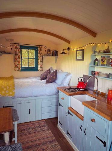 a bedroom with a bed in a tiny house at Elderflower Hut in Port Isaac