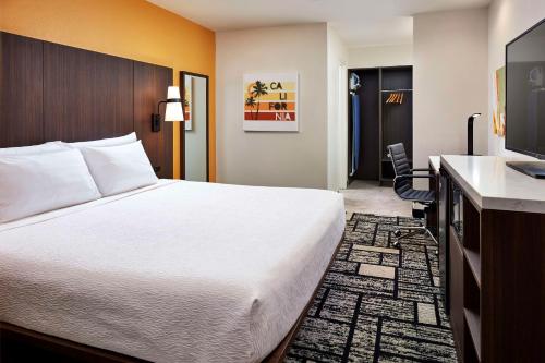 Ένα ή περισσότερα κρεβάτια σε δωμάτιο στο Best Western Plus Meridian Inn & Suites, Anaheim-Orange