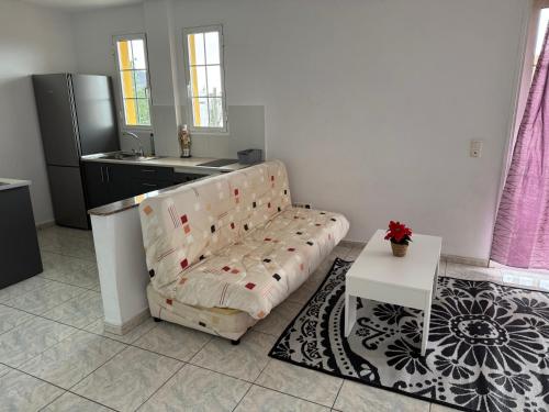 ein Wohnzimmer mit Sofa und Tisch in der Unterkunft Villa Kary in Arona