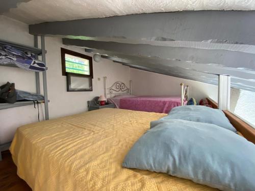 Un dormitorio con una cama con una colcha amarilla. en Villa panoramic - Dream and Suite Lodge, en Vico