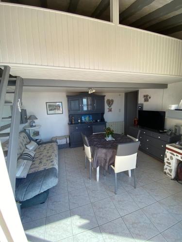 - une chambre avec une table et un lit dans l'établissement Villa panoramic - Dream and Suite Lodge, à Vico