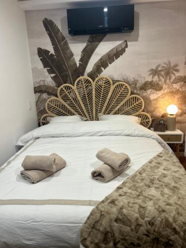 Giường trong phòng chung tại Le Chêne Doré & Jacuzzi Spa privatif Amnéville site touristique