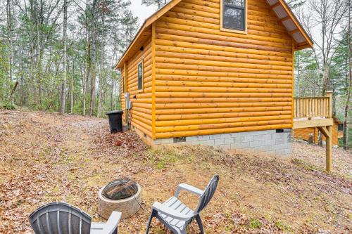 Zahrada ubytování Romantic Log Cabin in the Smokies with Fire Pit!