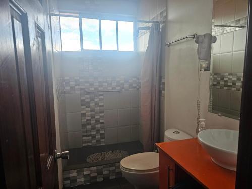Bilik mandi di Bright and central apartment near Plaza del Sol