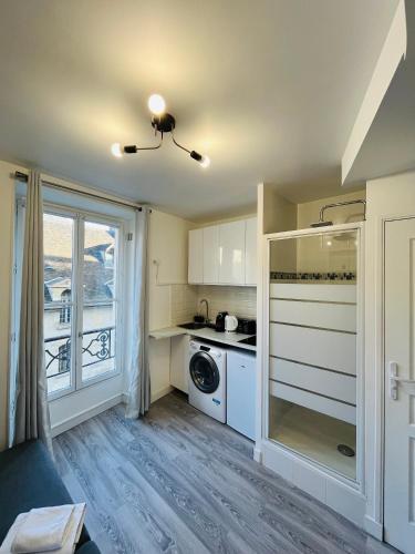 - une cuisine avec lave-linge et sèche-linge dans la chambre dans l'établissement Cute studio - Canal Saint Martin, à Paris