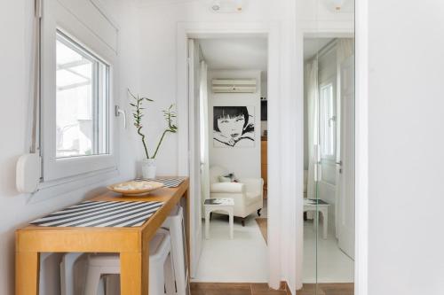Valentina's Apartment with Large Sunny Balcony