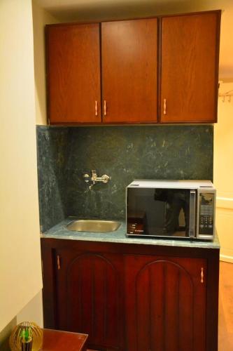 Dapur atau dapur kecil di Aton Apartment, Luxor Resort, Minutes from City Center