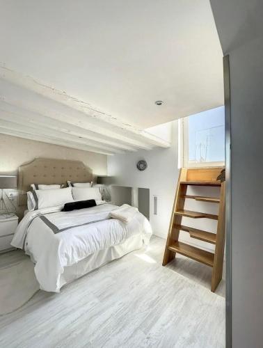 Chic Penthouse with Urban Charm & Rooftop