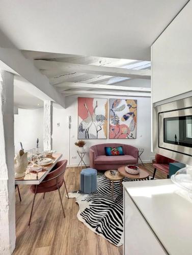 Chic Penthouse with Urban Charm & Rooftop