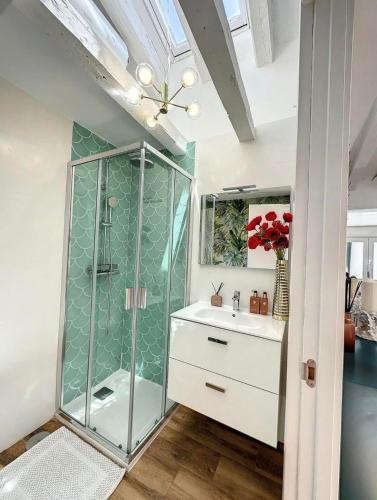 Chic Penthouse with Urban Charm & Rooftop