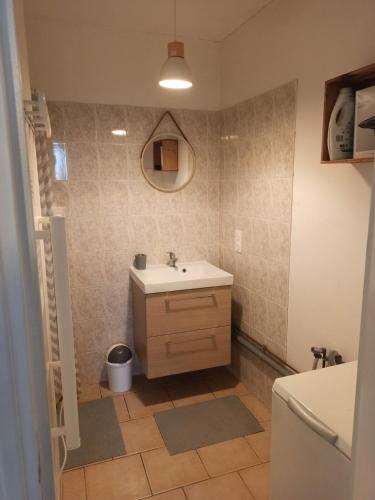 une salle de bain avec un lavabo et des toilettes dans l'établissement La Picoulade, à Saint-Hilaire-du-Bois