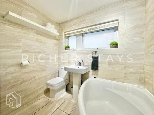 Bilik mandi di Spacious 4-Bedroom Home, Driveway & Garden