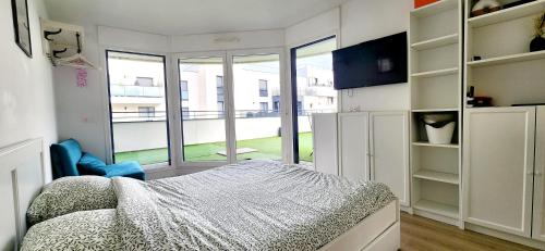 Residence Abraham-Bed&Breakfast Guest Room 2 LaDéfense U-Arena #Parking #Terasse #Fibre #Viewにあるテレビまたはエンターテインメントセンター