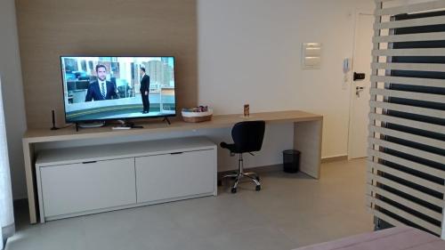 Una televisión o centro de entretenimiento en Studio 310