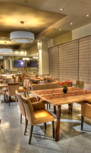 Aliakmon Hotelにあるレストランまたは飲食店