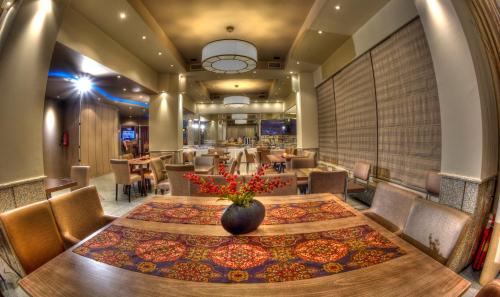 - une salle à manger avec une table et des chaises dans l'établissement Aliakmon Hotel, à Kozani