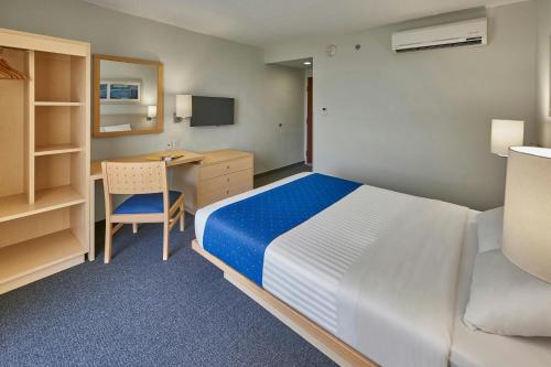 a hotel room with a bed and a desk at City Express by Marriott Xalapa in Xalapa