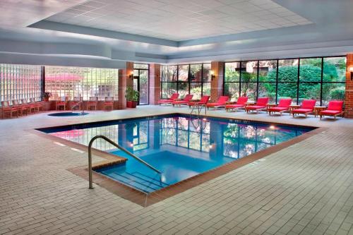 Bazén v ubytování Trumbull Marriott Shelton nebo v jeho okolí
