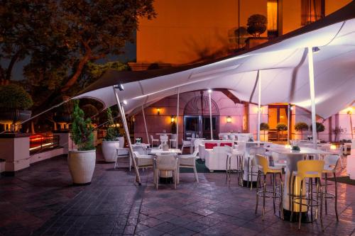 Un restaurante u otro lugar para comer en CT Hotel