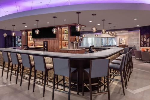 a bar in a restaurant with chairs around it at Minneapolis Marriott City Center in Minneapolis