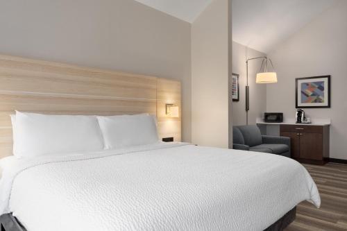 Кровать или кровати в номере Holiday Inn Express Hotel & Suites Saginaw by IHG