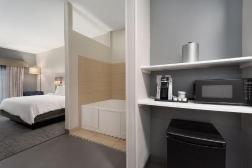 Кровать или кровати в номере Holiday Inn Express Hotel & Suites Saginaw by IHG