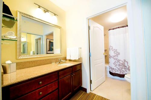 une salle de bain avec un lavabo et un miroir dans l'établissement Residence Inn by Marriott Mississauga-Airport Corporate Centre West, à Mississauga