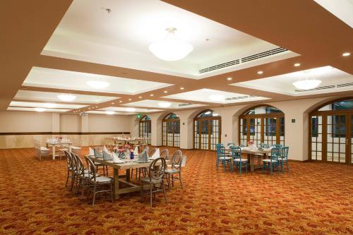 a banquet hall with tables and chairs and windows at Villahermosa Marriott Hotel in Villahermosa