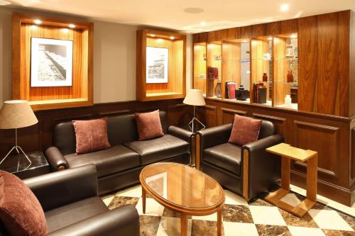 a living room with a leather couch and a table at Villahermosa Marriott Hotel in Villahermosa