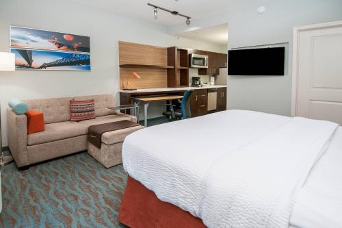 a hotel room with a bed and a desk at TownePlace Suites by Marriott Vidalia Riverfront in Vidalia