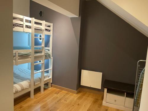 Cette chambre comprend 2 lits superposés et un mur. dans l'établissement Apparemment choucas, à Bagnères-de-Bigorre