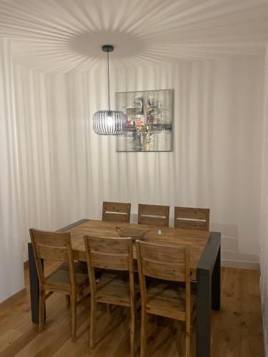 une salle à manger avec une table et des chaises en bois dans l'établissement Apparemment choucas, à Bagnères-de-Bigorre