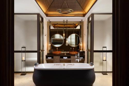 Koupelna v ubytování Mandapa, a Ritz-Carlton Reserve