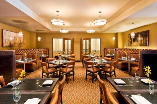 a restaurant with tables and chairs in a room at Sheraton Framingham Hotel & Conference Center in Framingham