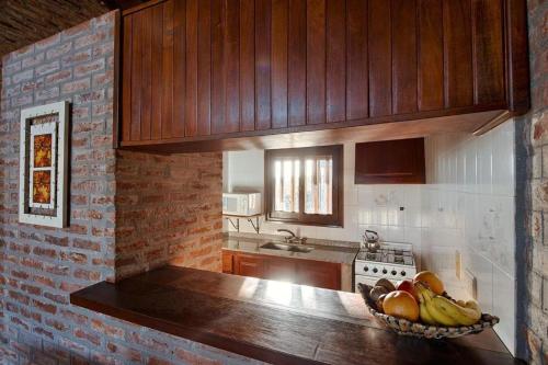 a kitchen with a bowl of fruit on a counter at Marina Green Club, Tres ambientes in Villa Gesell