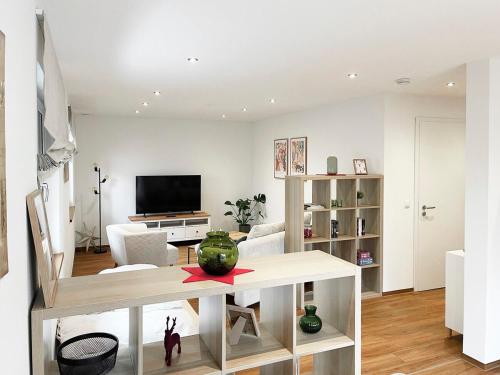 Μια τηλεόραση ή/και κέντρο ψυχαγωγίας στο modern Apartment in Marktoberdorf