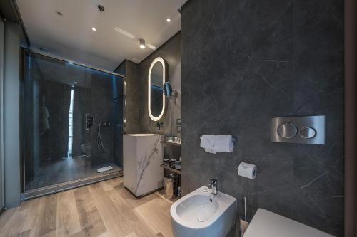Un baño de The Regency, Rome, a Tribute Portfolio Hotel