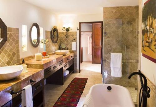 Ένα μπάνιο στο 3BD Hacienda Encantada Stunning Ocean Villa